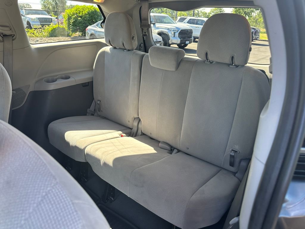 Used 2020 Toyota Sienna L FWD image 15