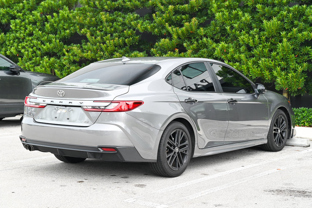 Used 2025 Toyota Camry SE w/ Convenience Package FWD image 4