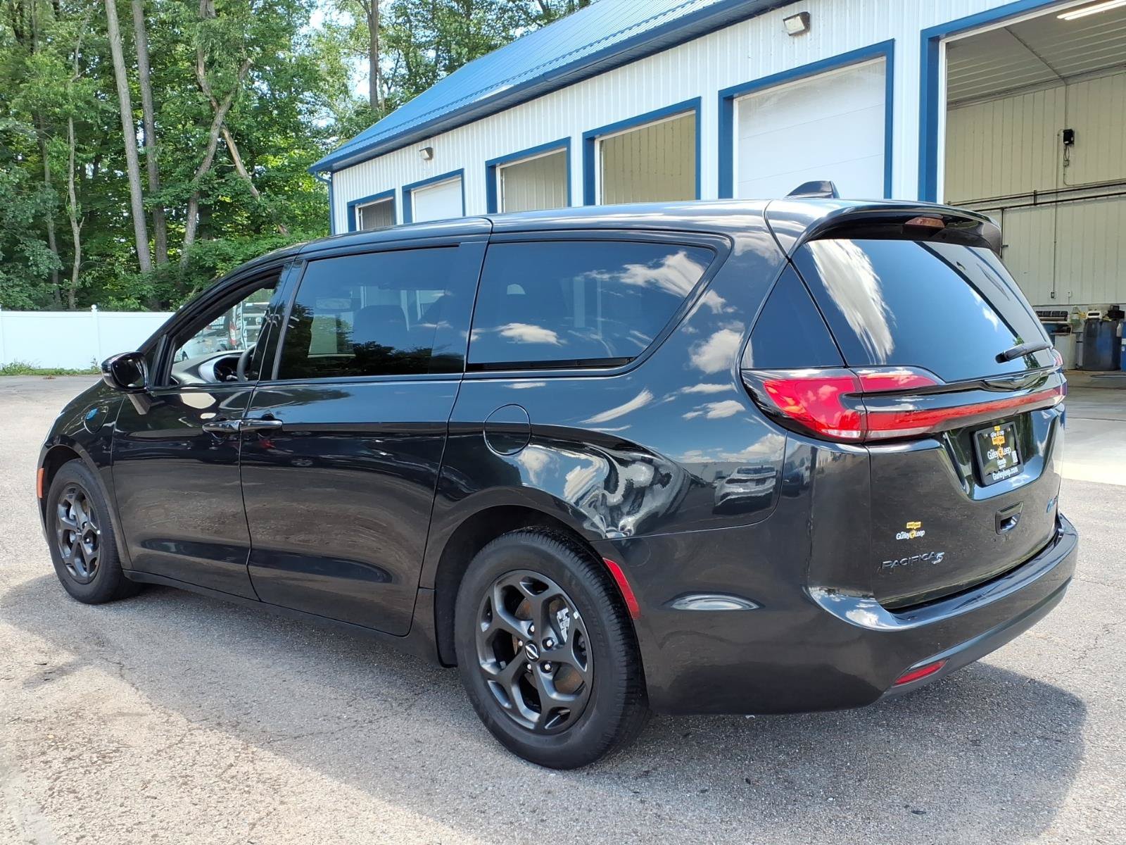 Used 2022 Chrysler Pacifica Touring-L w/ S Appearance Package FWD image 8