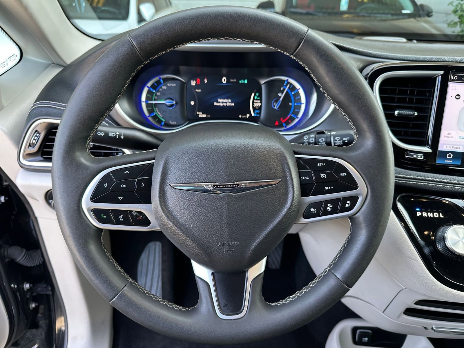 Used 2023 Chrysler Pacifica Touring-L image 29