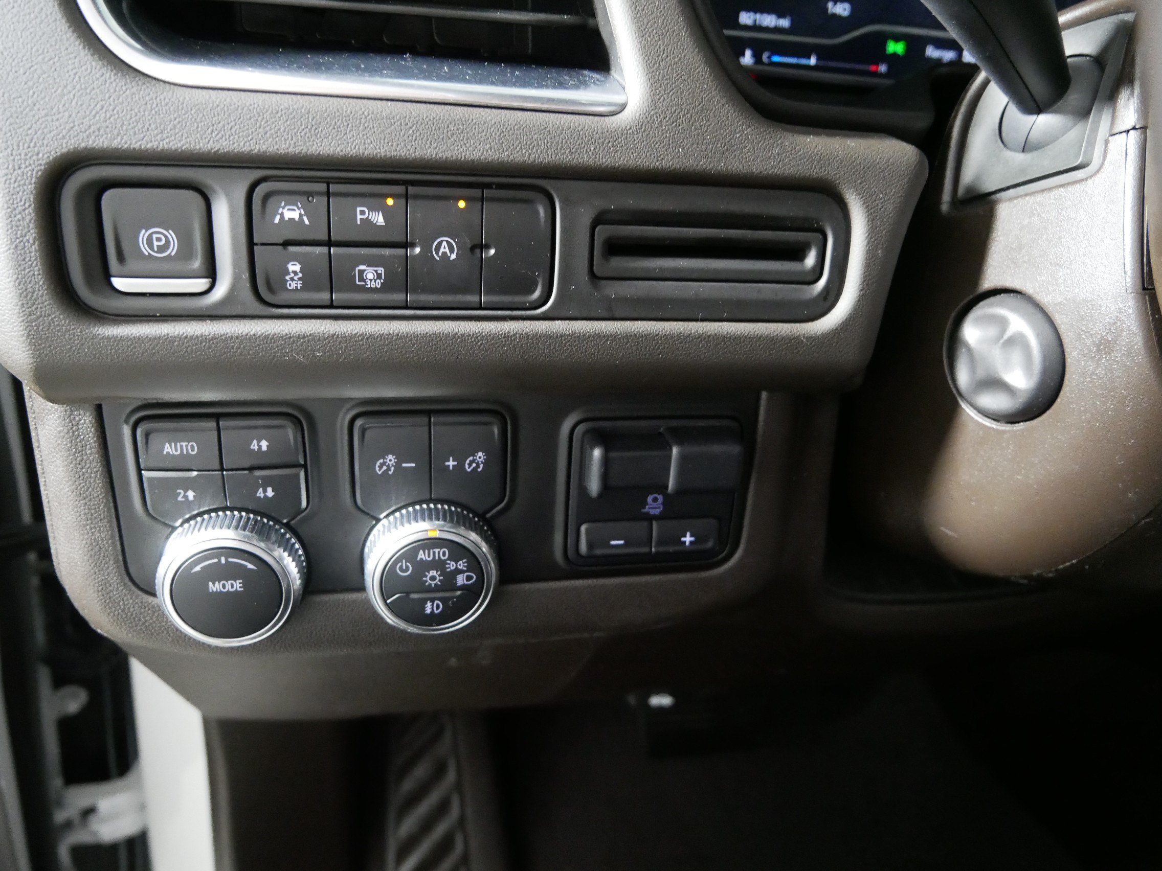 Used 2023 GMC Yukon SLT w/ SLT Premium Package AWD/4WD image 26