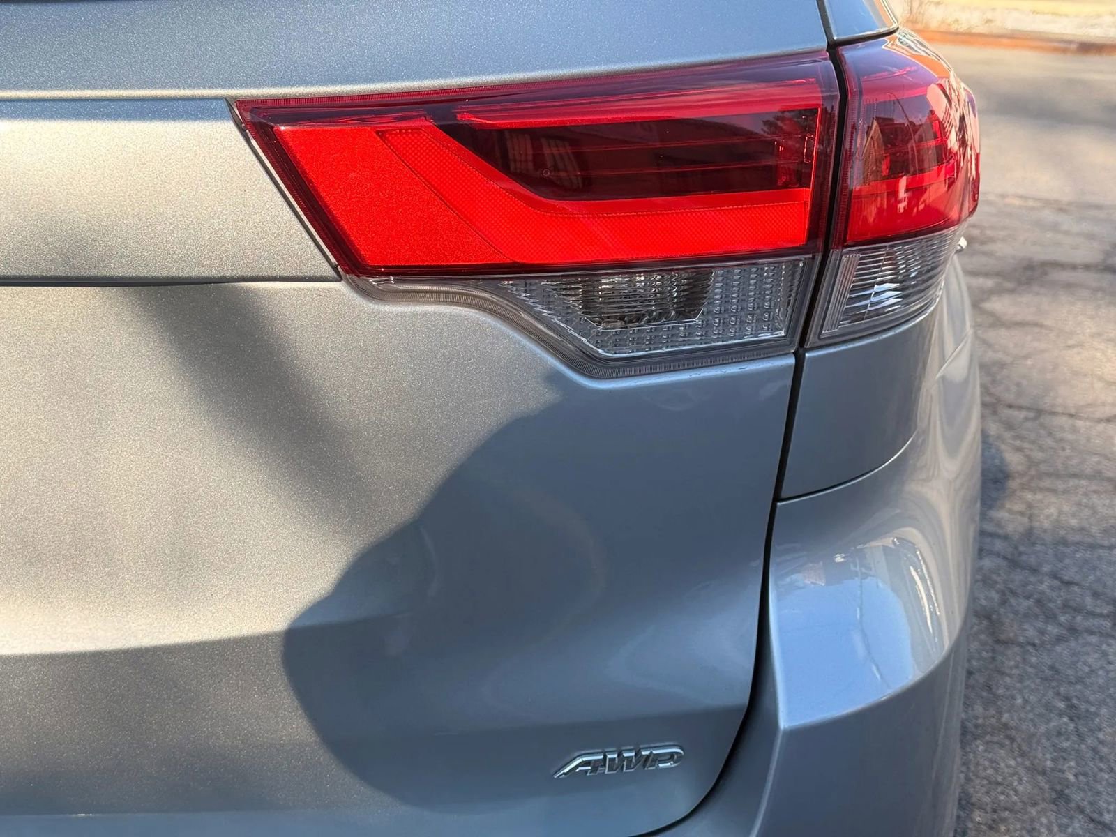 Used 2019 Toyota Highlander LE AWD/4WD image 36