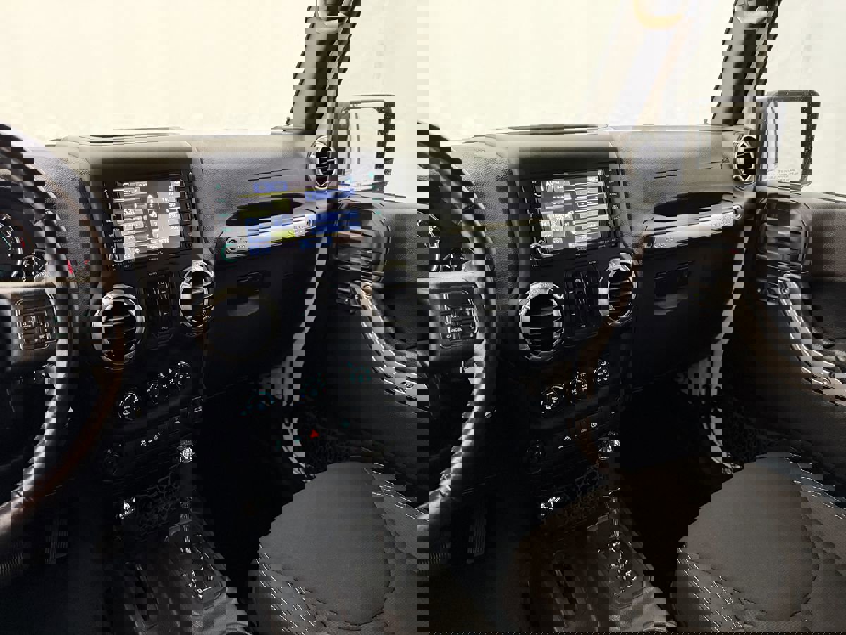 Used 2015 Jeep Wrangler Unlimited Rubicon w/ Connectivity Group image 14