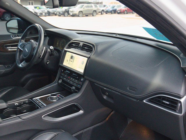 Used 2017 Jaguar F-PACE S image 34