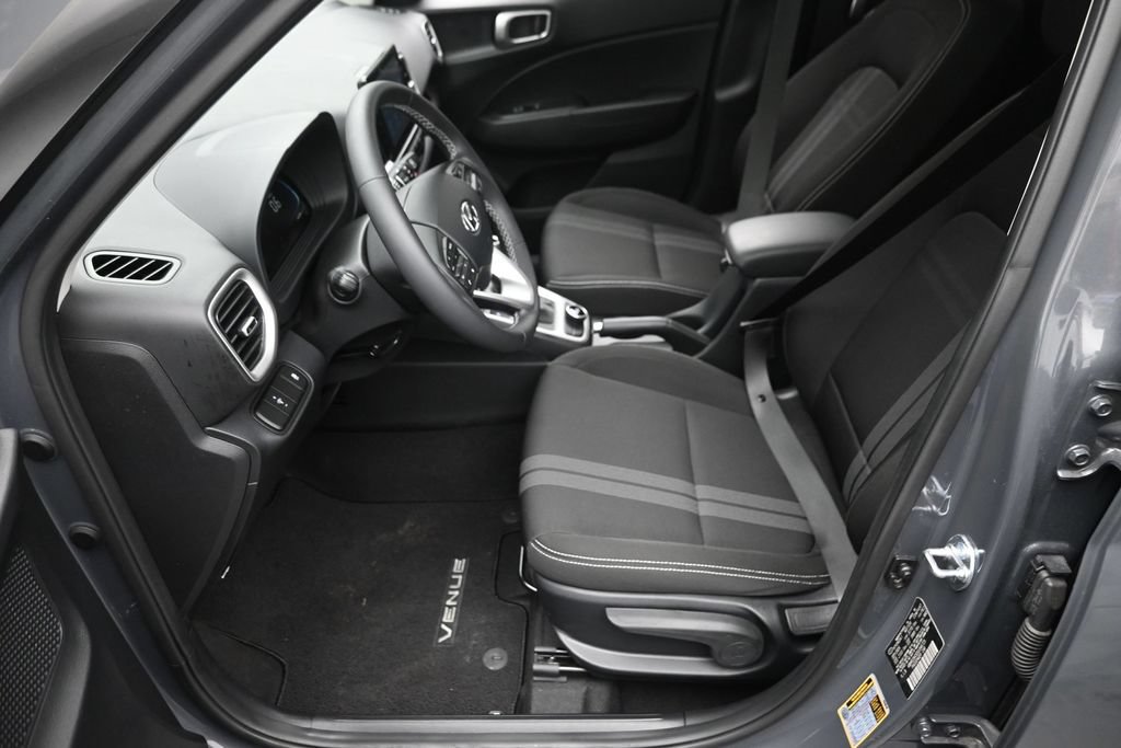 Used 2025 Hyundai Venue SEL FWD image 16