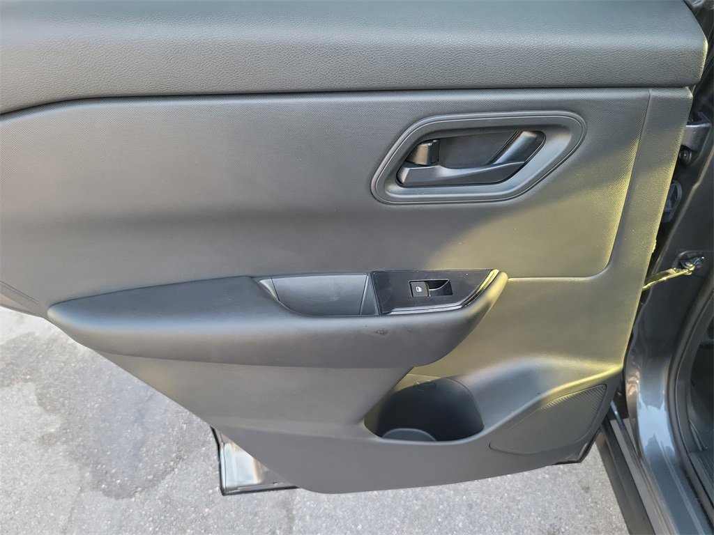 Used 2025 Nissan Rogue S image 11