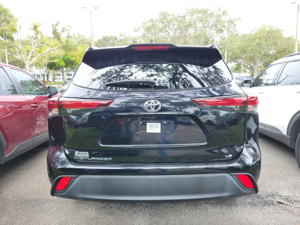 Used 2024 Toyota Highlander LE FWD image 5