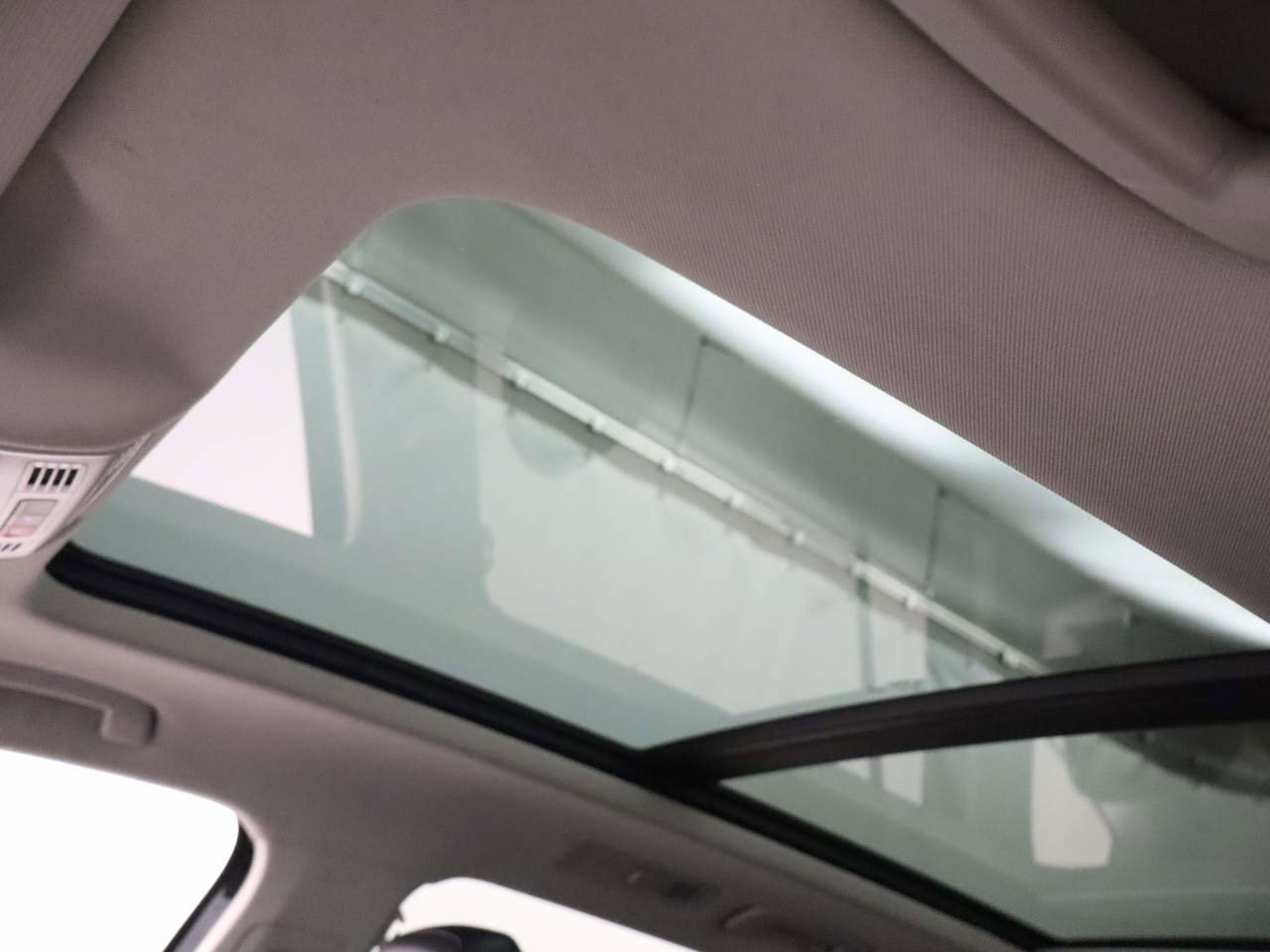 Used 2022 Volkswagen Tiguan SE w/ Panoramic Sunroof Package image 18