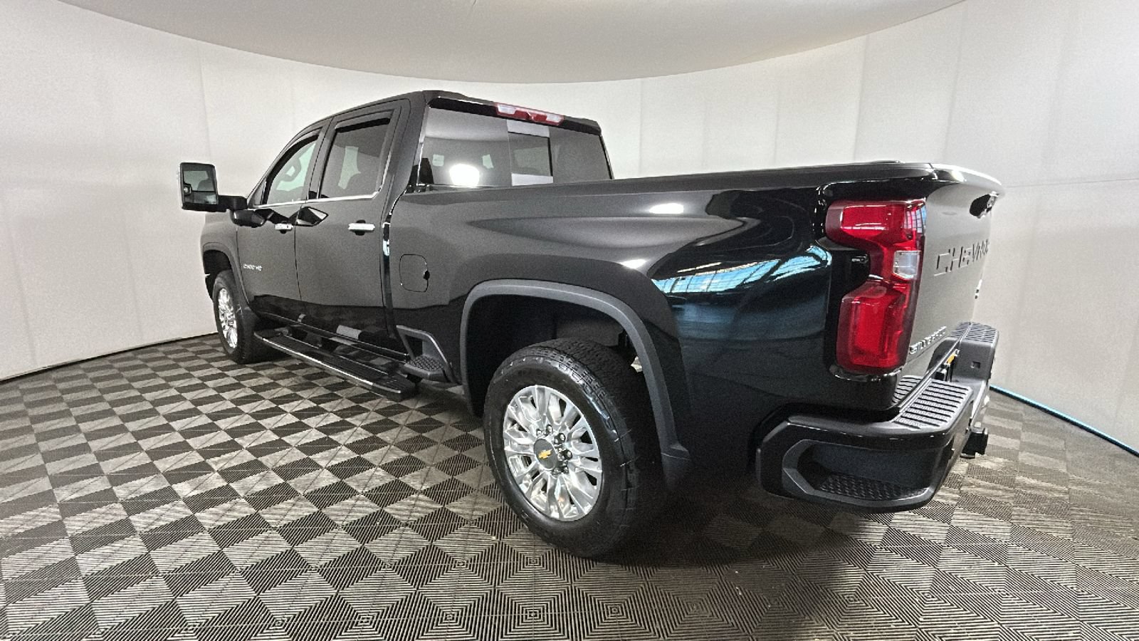 Used 2023 Chevrolet Silverado 2500 High Country w/ Z71 Off-Road Package AWD/4WD image 5