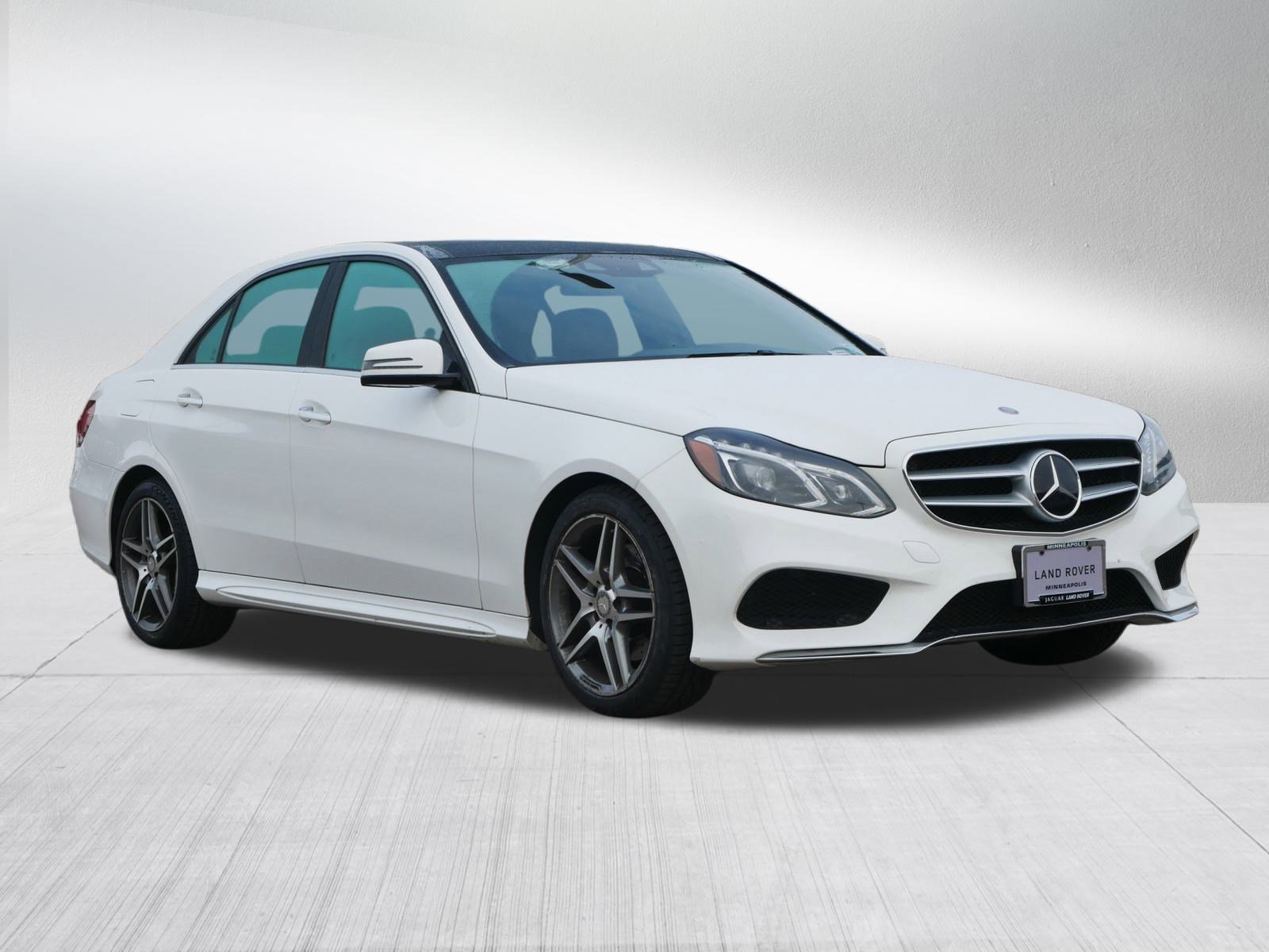 Used 2015 Mercedes-Benz E 400 4MATIC Sedan image 3