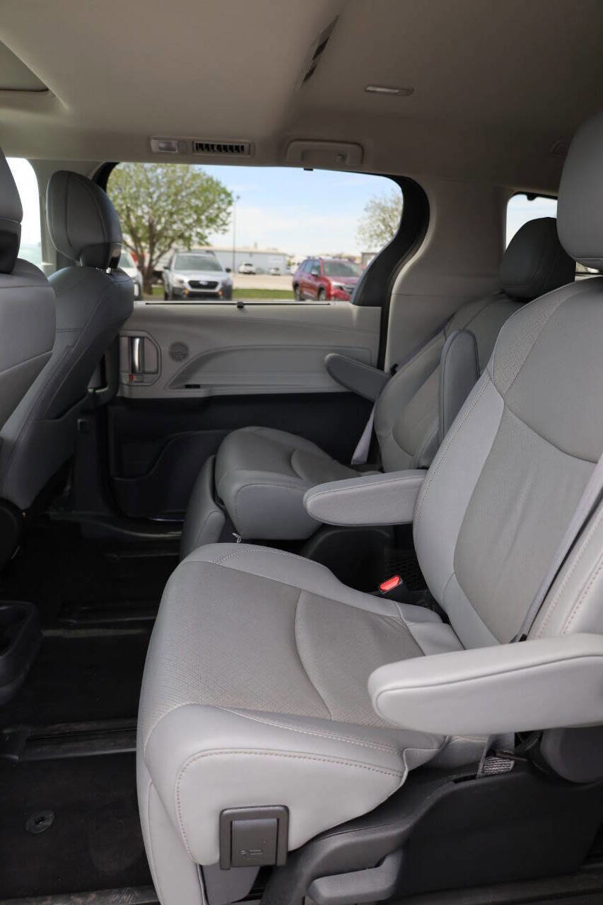 Used 2023 Toyota Sienna Limited AWD/4WD image 18