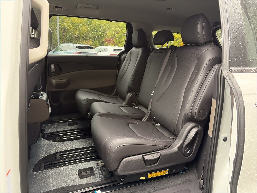 New 2027 Kia Carnival EX FWD image 24