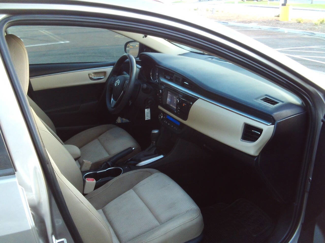 Used 2015 Toyota Corolla LE image 29