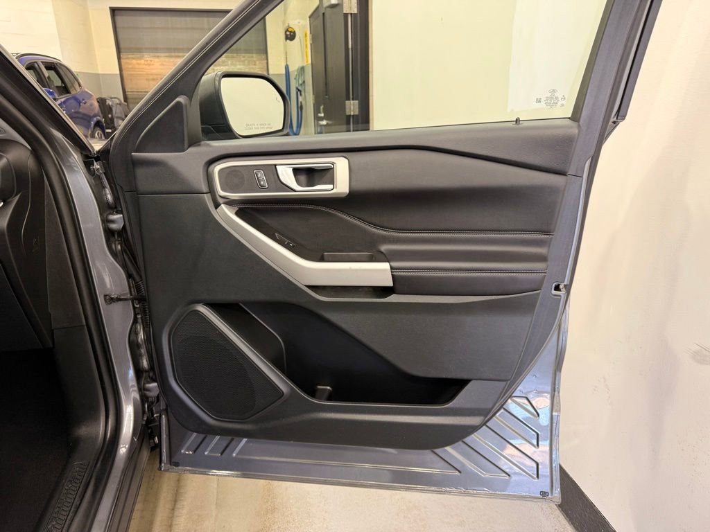 Used 2023 Ford Explorer XLT w/ Equipment Group 202A AWD/4WD image 28