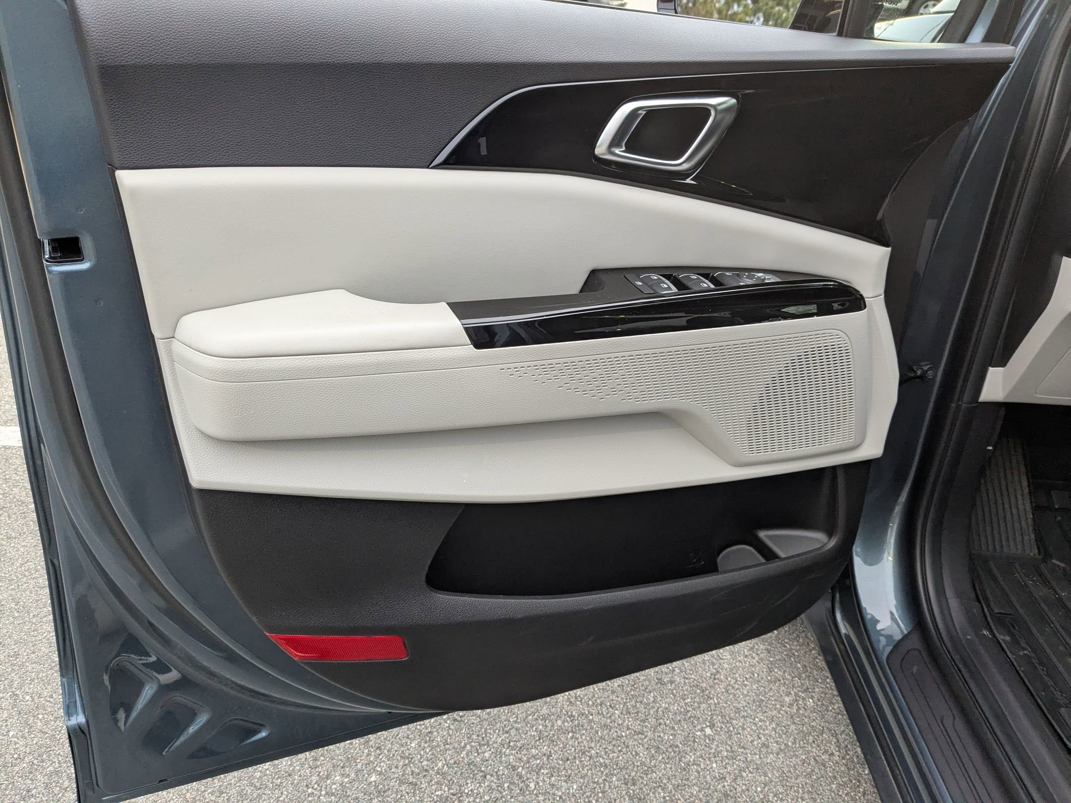 Used 2024 Kia Carnival EX image 12