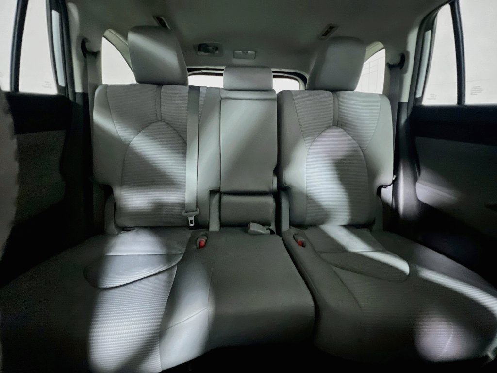 Used 2021 Toyota Highlander LE FWD image 29