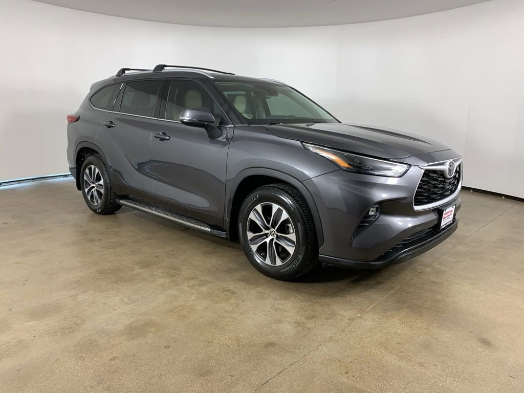 Used 2022 Toyota Highlander XLE FWD image 5