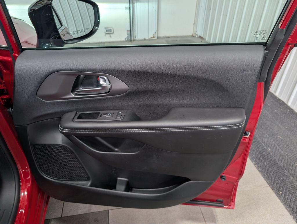 Used 2027 Chrysler Pacifica Select FWD image 25
