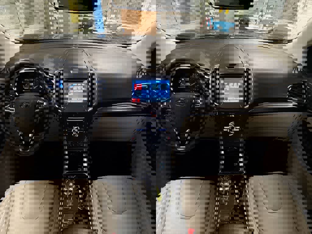 Used 2019 Ford Edge Titanium image 16