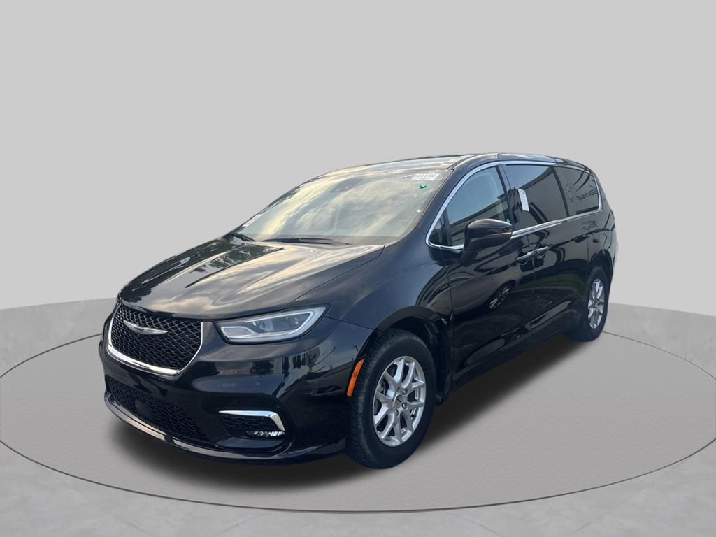 Used 2023 Chrysler Pacifica Touring-L FWD image 2