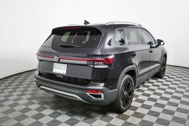 Used 2025 Volkswagen Taos SE w/ Panoramic Sunroof Package FWD image 3