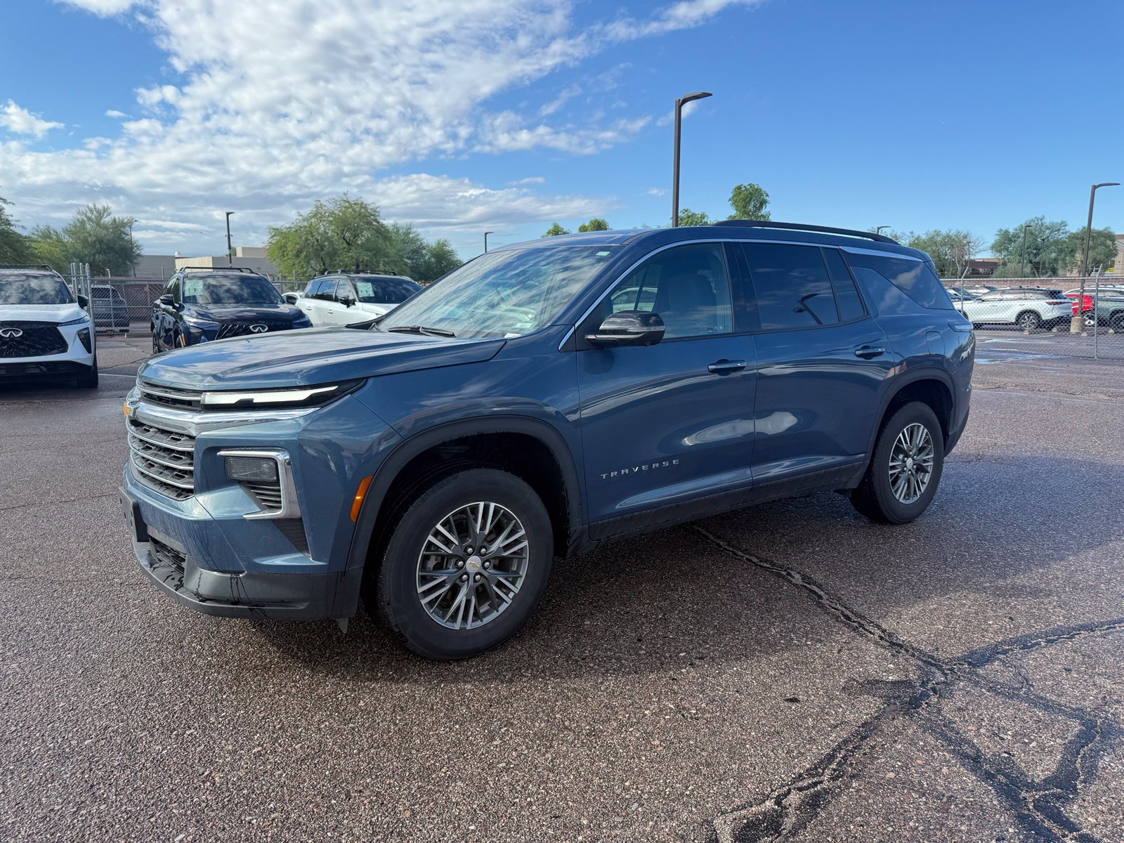 Used 2024 Chevrolet Traverse LT w/ Trailering Package AWD/4WD image 1