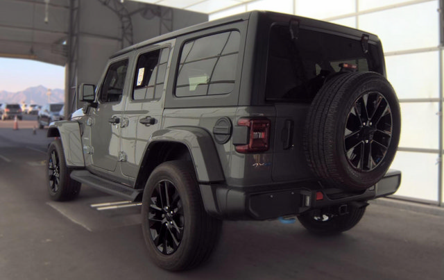 Used 2023 Jeep Wrangler Unlimited Sahara w/ Cold Weather Group AWD/4WD image 4