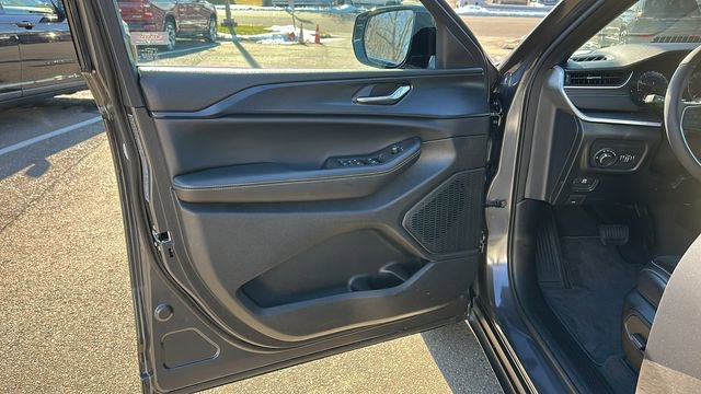 Used 2025 Jeep Grand Cherokee Altitude image 8