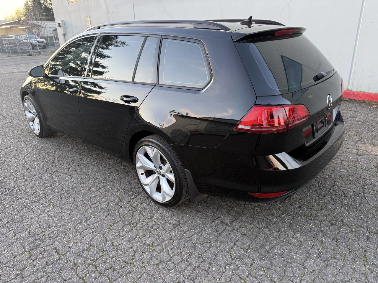 Used 2017 Volkswagen Golf S image 4