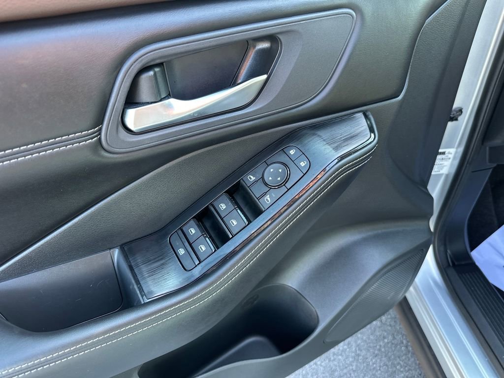 Used 2023 Nissan Rogue SV w/ SV Premium B Package image 20