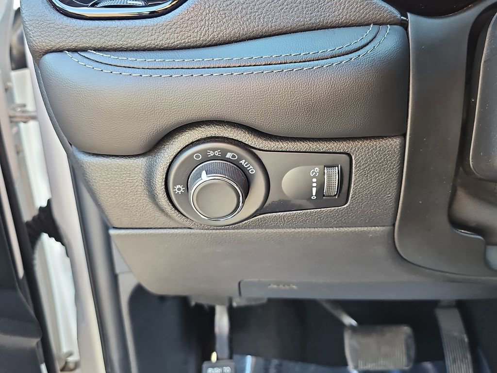 Used 2023 Dodge Durango SXT RWD image 28