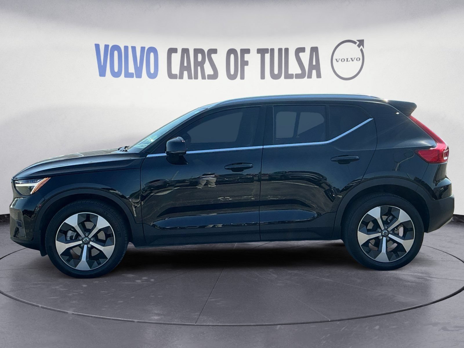 Used 2025 Volvo XC40 B5 Plus w/ Protection Package Premier AWD/4WD image 2