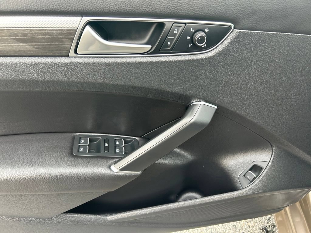 Used 2016 Volkswagen Passat 1.8T SEL Premium FWD image 26