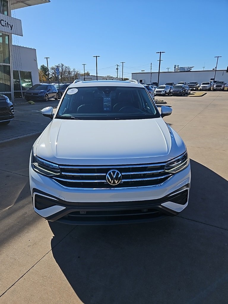 Used 2024 Volkswagen Tiguan SE w/ Panoramic Sunroof Package image 2