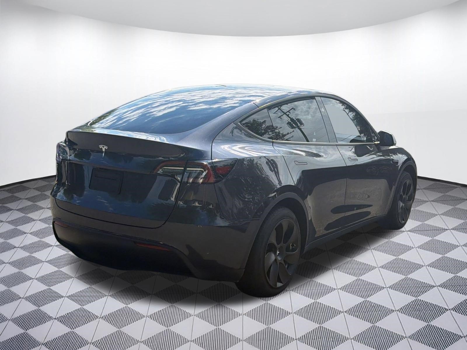 Used 2024 Tesla Model Y Long Range RWD image 5