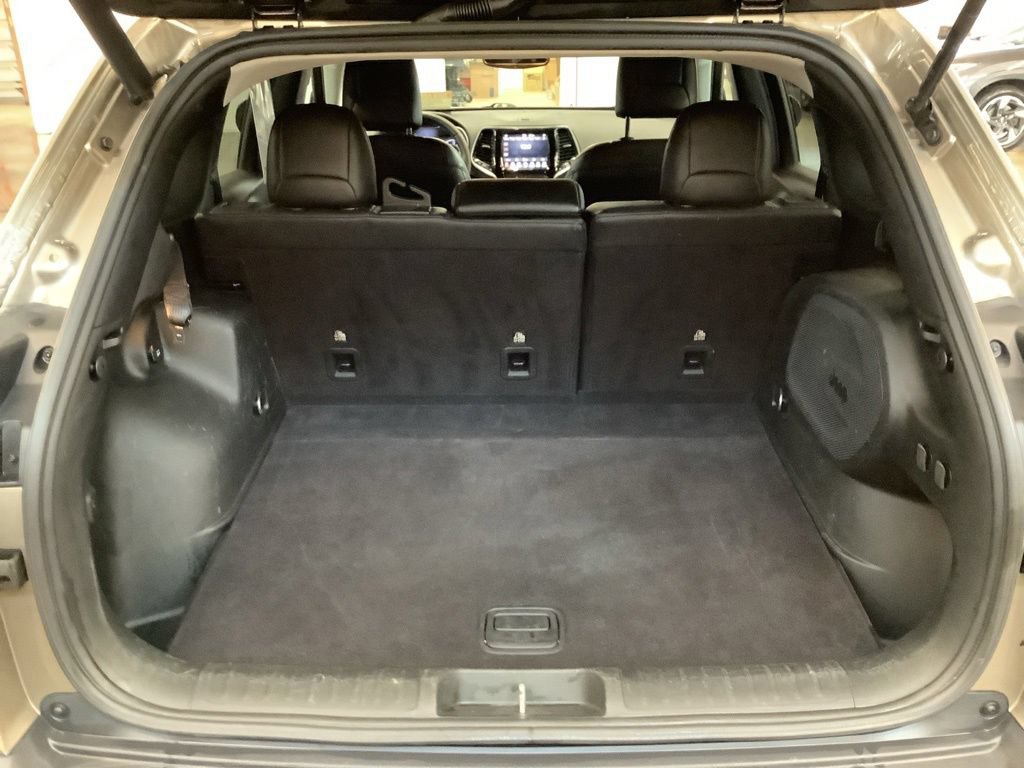 Used 2019 Jeep Cherokee Limited AWD/4WD image 16