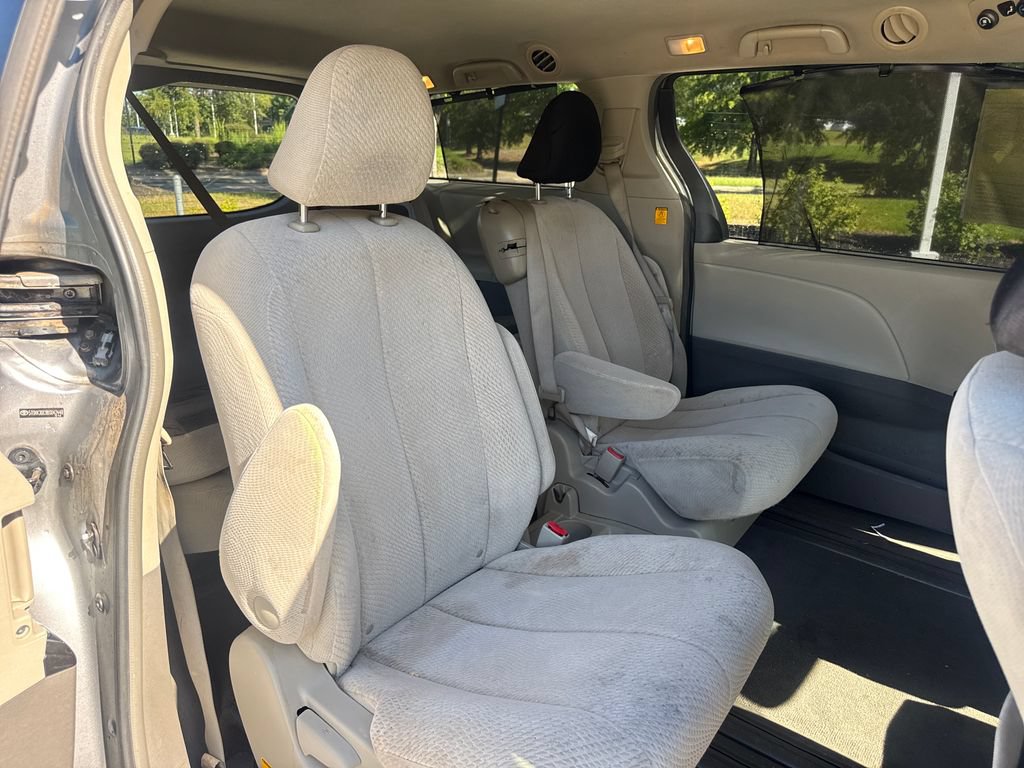 Used 2011 Toyota Sienna LE FWD image 33