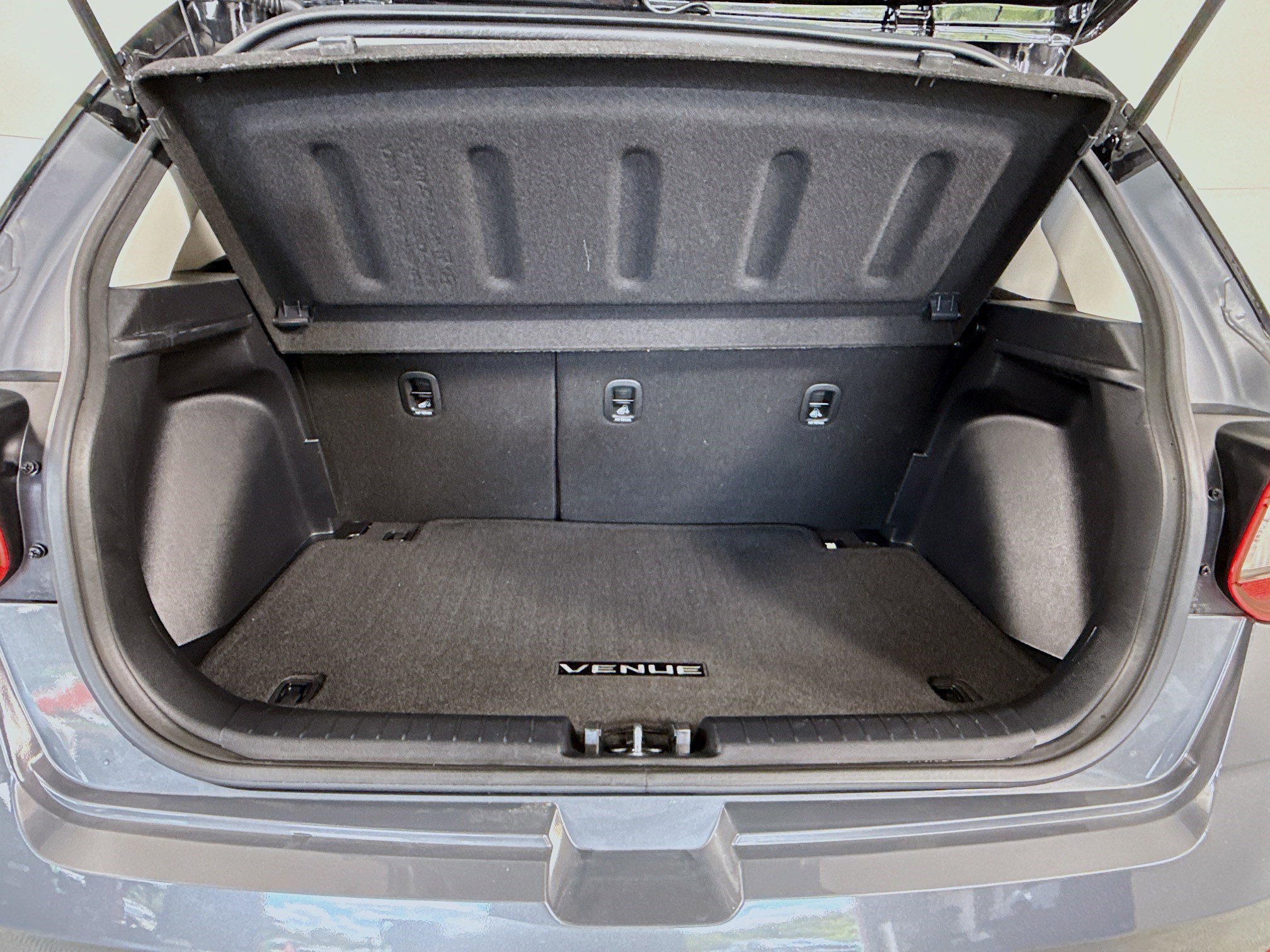 Used 2024 Hyundai Venue Limited image 33