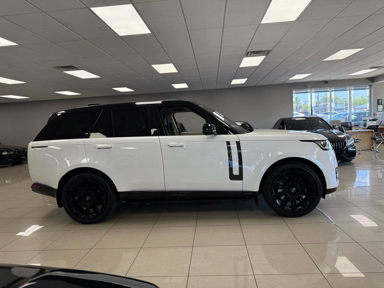 Used 2023 Land Rover Range Rover SE image 7