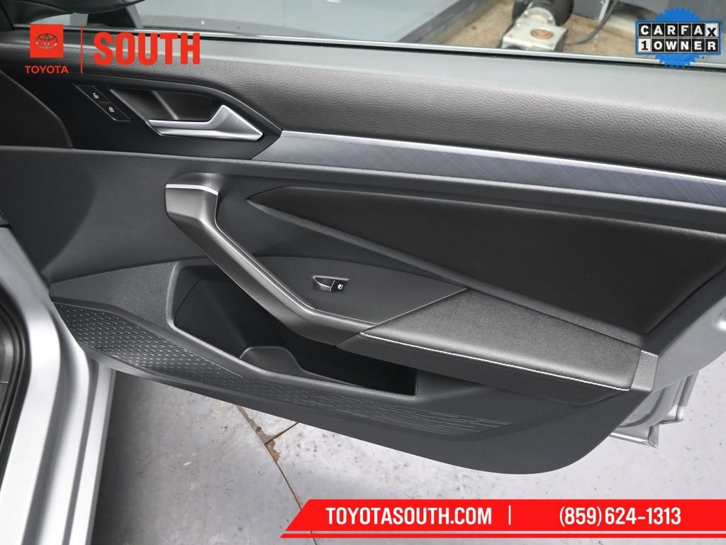 Used 2024 Volkswagen Jetta SE image 33