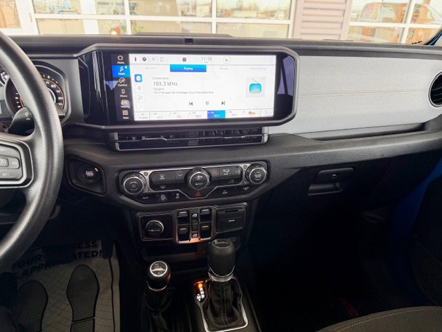 Used 2025 Jeep Gladiator Sport image 12