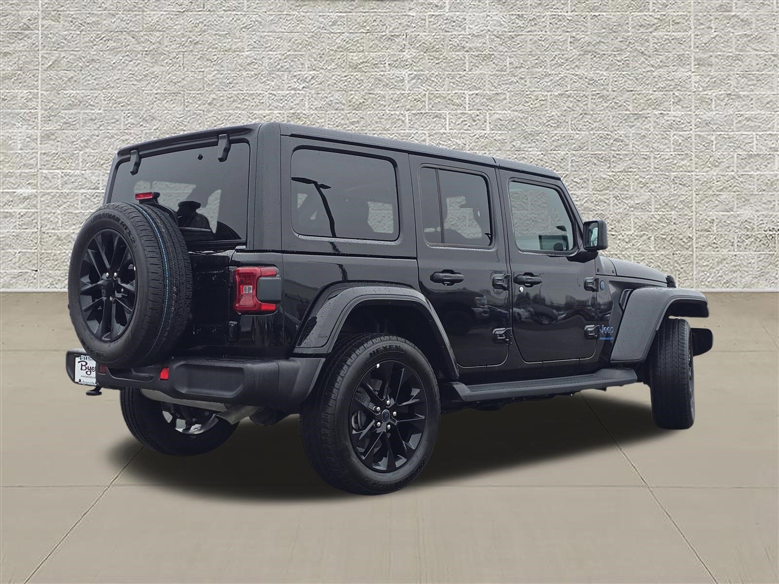Used 2025 Jeep Wrangler Sahara image 7