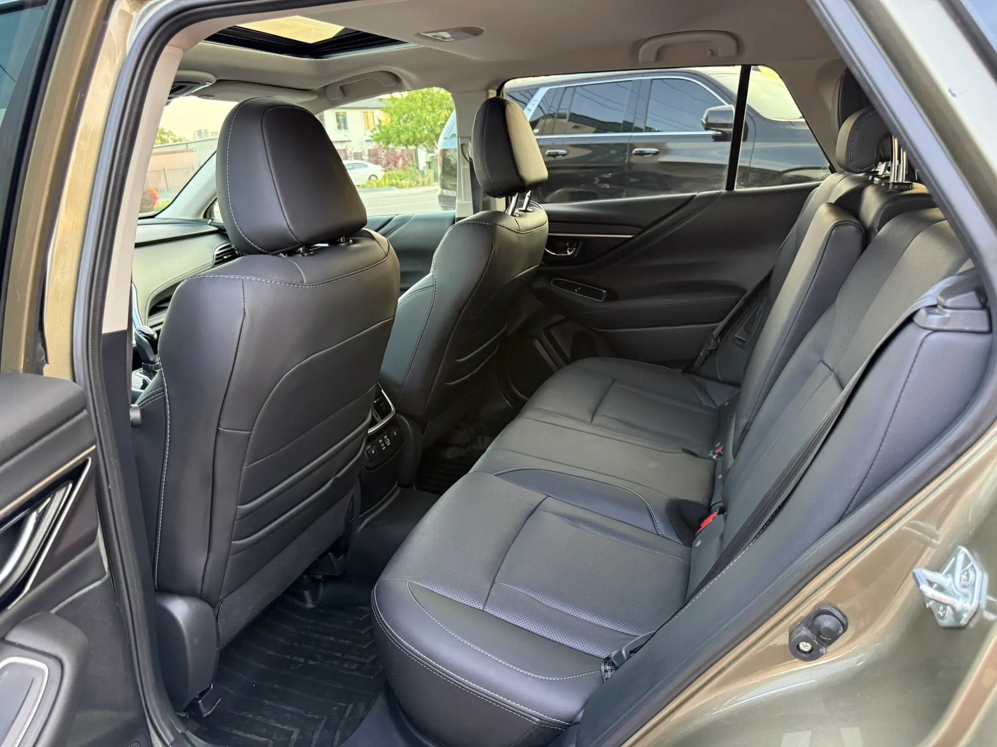 Used 2025 Subaru Outback Limited AWD/4WD image 11