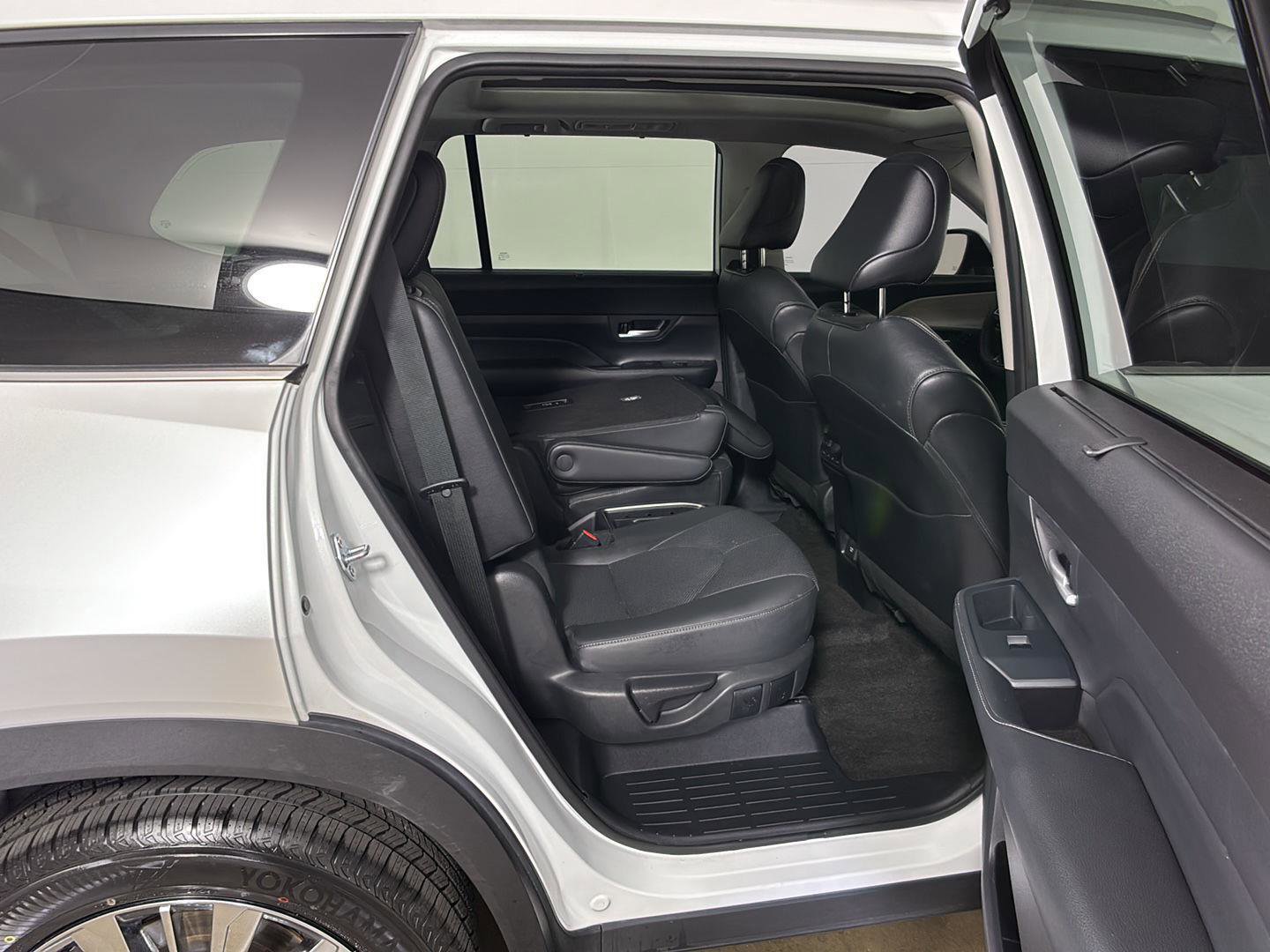 Used 2024 Toyota Grand Highlander AWD image 17