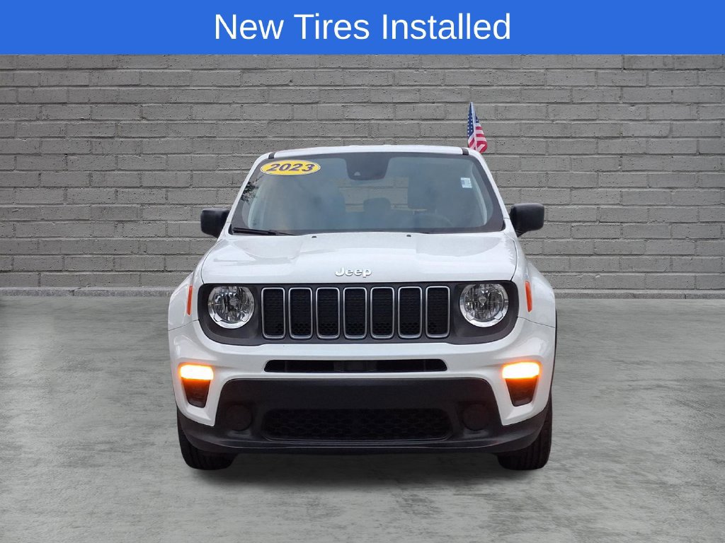 Used 2023 Jeep Renegade Latitude AWD/4WD image 2