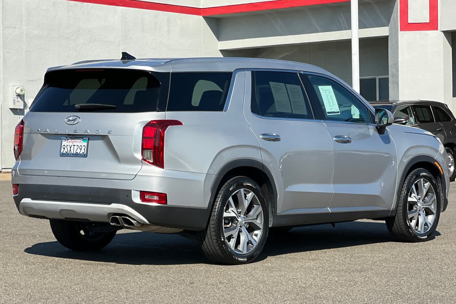 Used 2022 Hyundai Palisade SEL w/ Premium Package FWD image 2