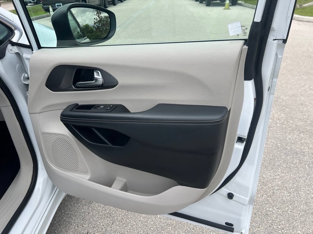 Used 2023 Chrysler Pacifica Touring-L FWD image 12