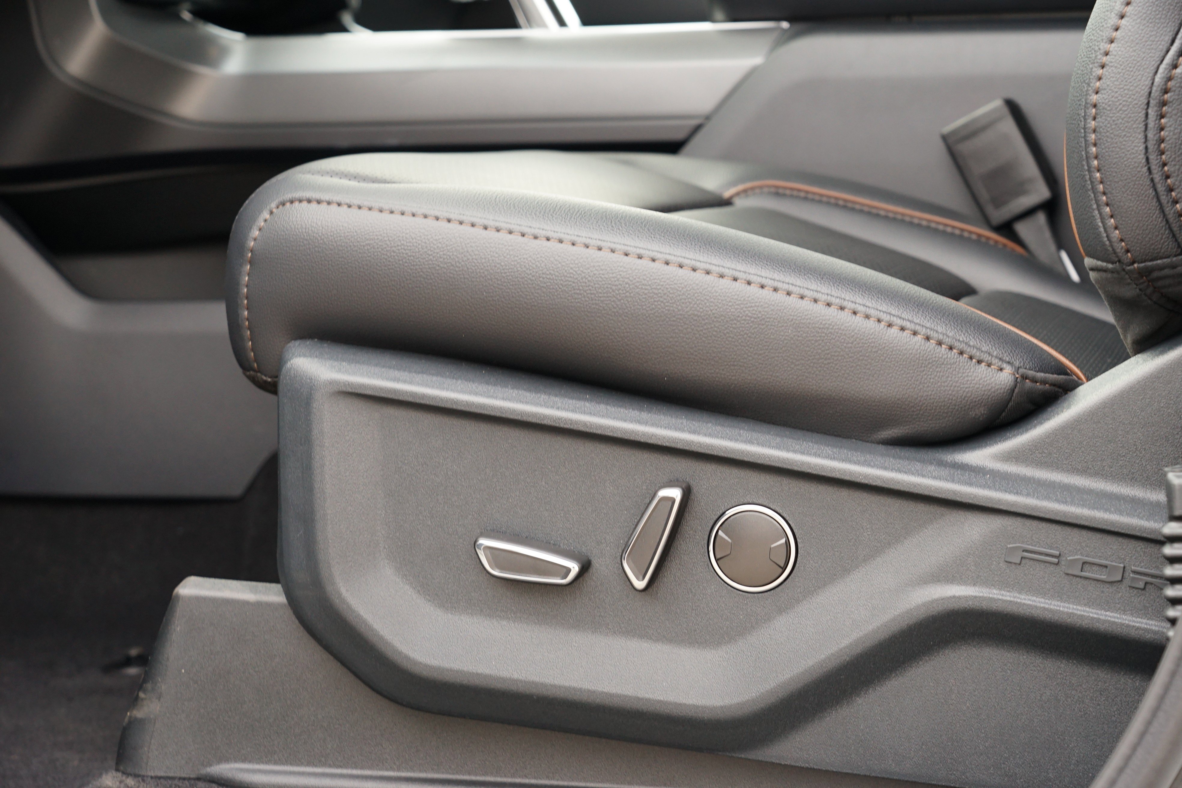 New 2025 Ford F150 Lariat w/ Equipment Group 502A High image 16