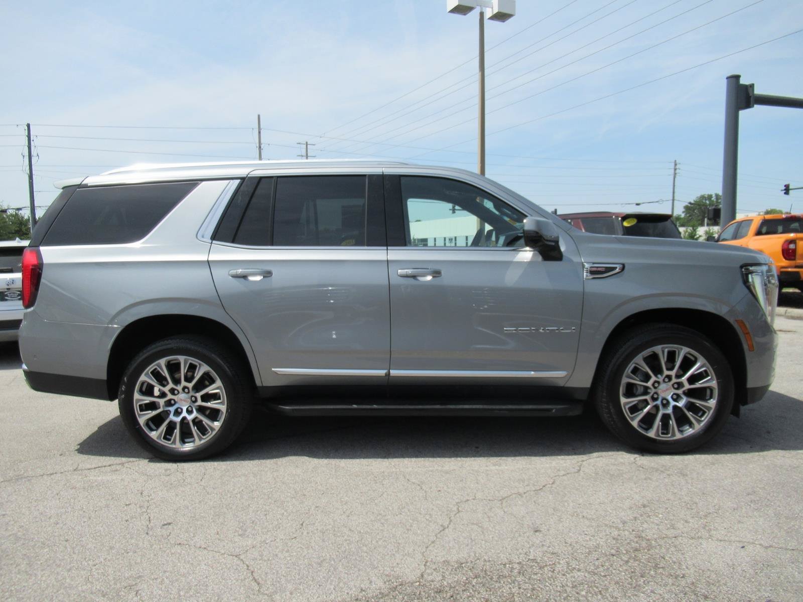 Used 2025 GMC Yukon Denali AWD/4WD image 2
