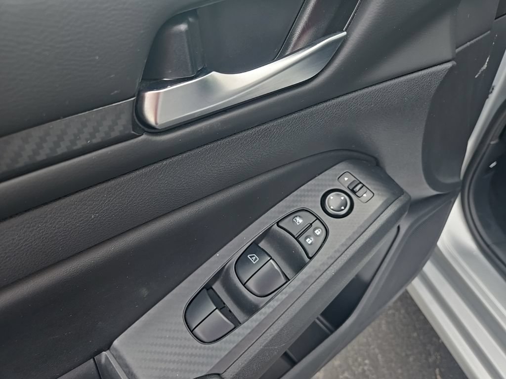 Used 2024 Nissan Altima 2.5 SV FWD image 12